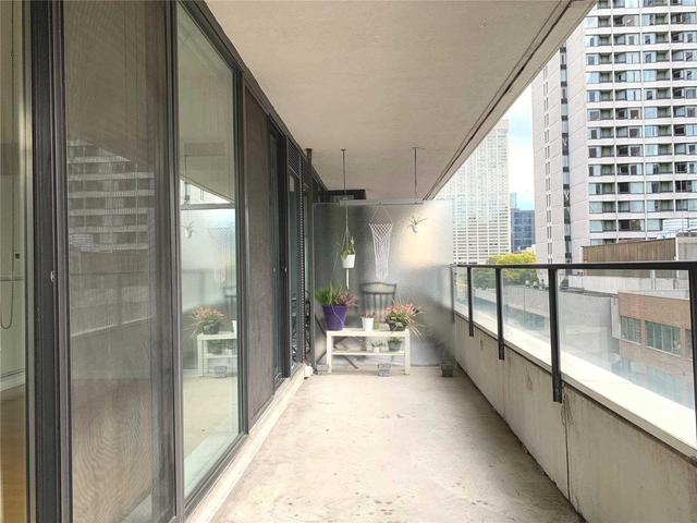 722 - 111 Elizabeth St, Condo with 1 bedrooms, 1 bathrooms and 1 parking in Toronto ON | Image 3