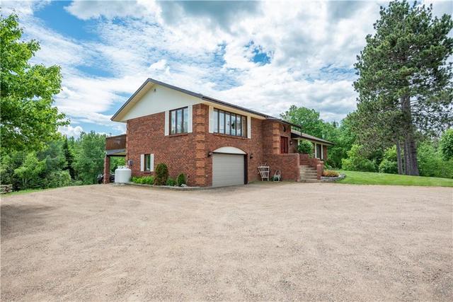 17895 60 Highway, House detached with 3 bedrooms, 2 bathrooms and 10 parking in Madawaska Valley ON | Image 2