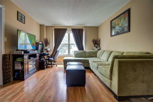 86 Morley Cres, Townhouse with 3 bedrooms, 2 bathrooms and 1 parking in Brampton ON | Image 4