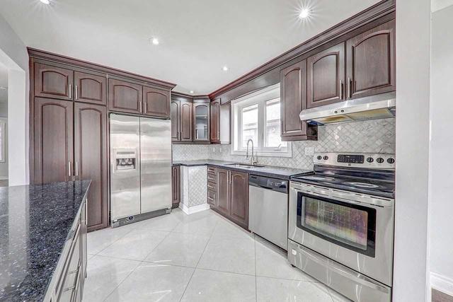 7 Hathway Dr, House detached with 3 bedrooms, 2 bathrooms and 2 parking in Toronto ON | Image 5