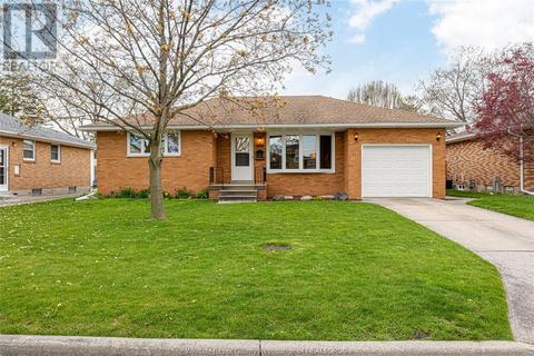 465 Laporte, House detached with 2 bedrooms, 1 bathrooms and null parking in Windsor ON | Card Image