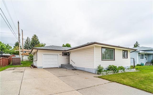 6023 Thornbank Drive Nw, House detached with 5 bedrooms, 2 bathrooms and 5 parking in Calgary AB | Image 1