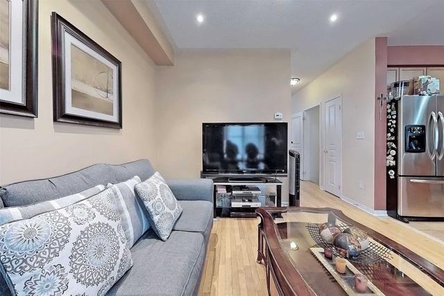 123 Goldenwood Cres, House detached with 3 bedrooms, 3 bathrooms and 3 parking in Markham ON | Image 2