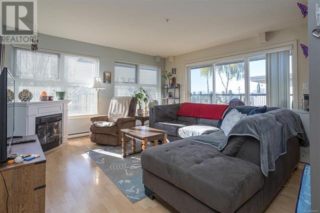 402 - 2940 Harriet Rd, Condo with 2 bedrooms, 2 bathrooms and 1 parking in Saanich BC | Image 2