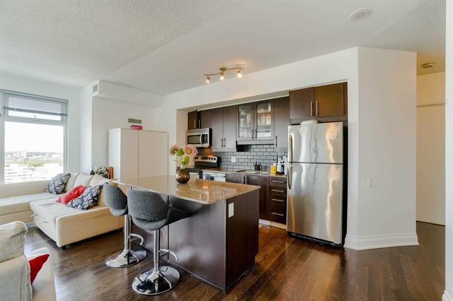 3711 - 2191 Yonge St, Condo with 2 bedrooms, 3 bathrooms and 1 parking in Toronto ON | Image 3