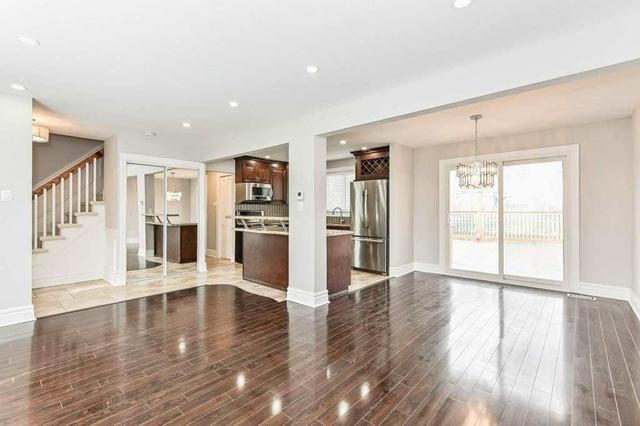 687 Demaris Crt, House detached with 4 bedrooms, 3 bathrooms and 4 parking in Burlington ON | Image 5
