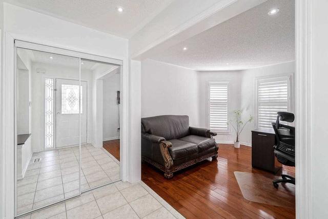 1 Lever Gate, House detached with 3 bedrooms, 3 bathrooms and 6 parking in Brampton ON | Image 3