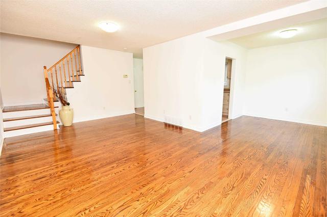 128 Townhouse Cres, Townhouse with 3 bedrooms, 2 bathrooms and 2 parking in Brampton ON | Image 4