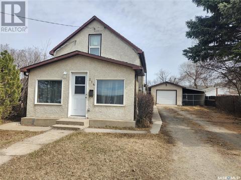 214 Government Road S, House detached with 2 bedrooms, 2 bathrooms and null parking in Weyburn SK | Card Image