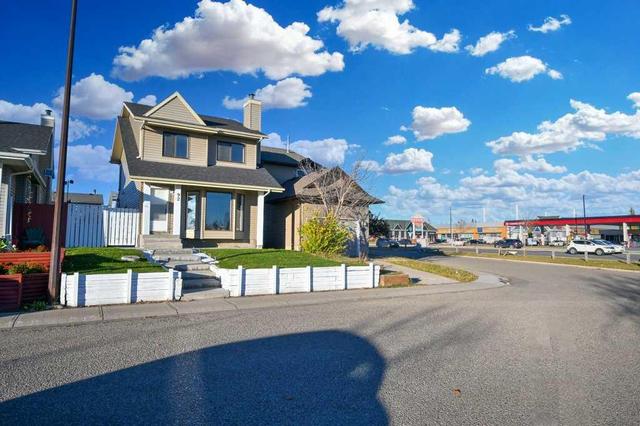 92 Martingrove Way, Home with 4 bedrooms, 3 bathrooms and 3 parking in Calgary AB | Image 2