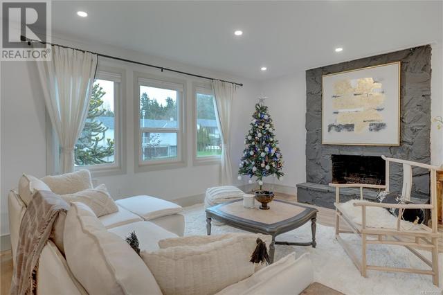 1607 Wycliffe Pl, House detached with 5 bedrooms, 3 bathrooms and 4 parking in Saanich BC | Image 4