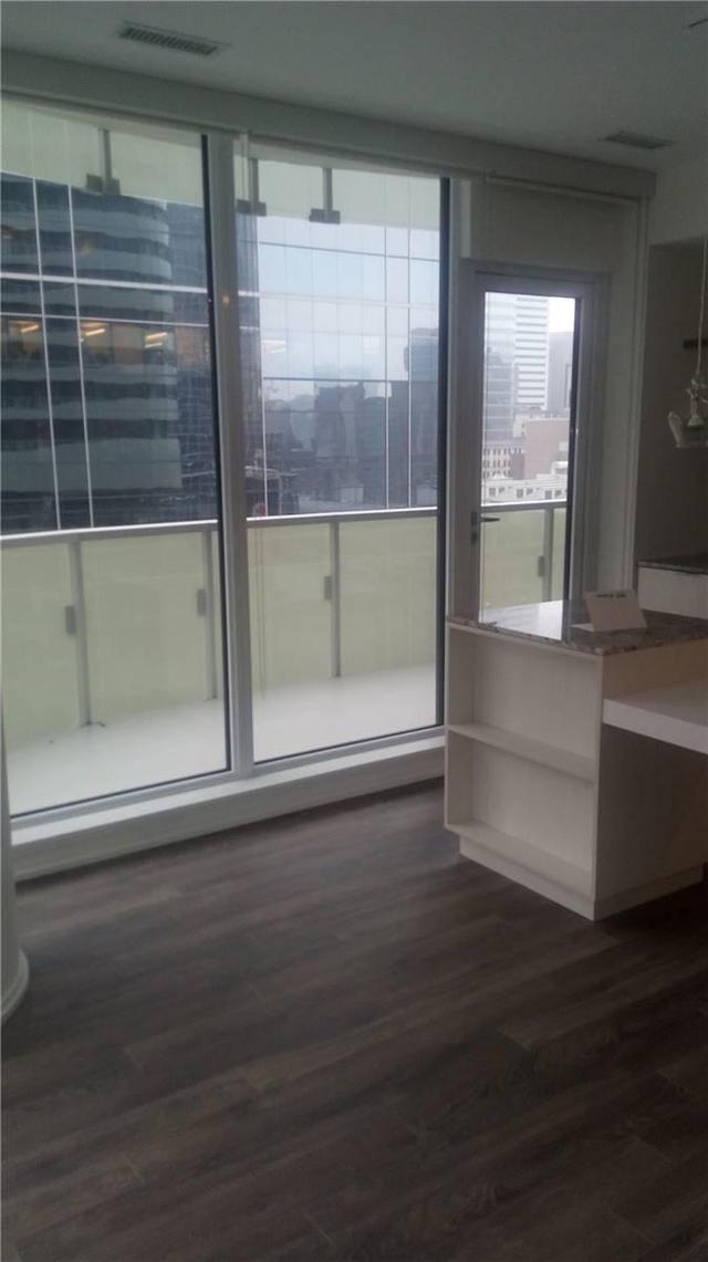 1105 - 197 Yonge St, Condo with 1 bedrooms, 1 bathrooms and null parking in Toronto ON | Image 5