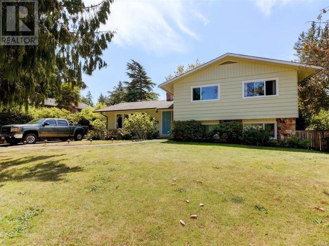 1599 Mileva Lane, House detached with 5 bedrooms, 3 bathrooms and 2 parking in Saanich BC | Card Image
