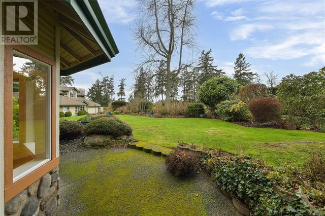 5 - 520 Marsett Pl, House attached with 4 bedrooms, 3 bathrooms and 1 parking in Saanich BC | Image 9