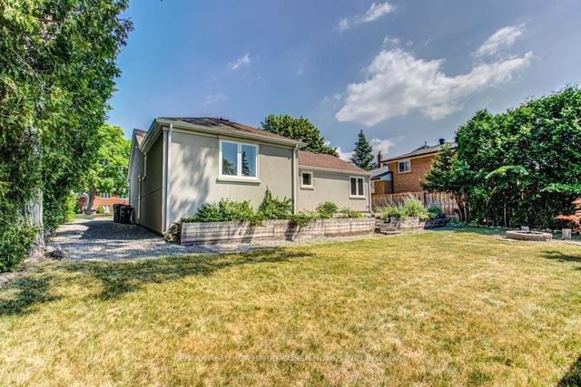 7 Risebrough Ave, House detached with 2 bedrooms, 2 bathrooms and 7 parking in Toronto ON | Image 6