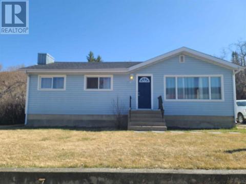 11025 103 Street, House detached with 3 bedrooms, 2 bathrooms and 2 parking in Peace River AB | Card Image