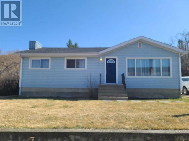 11025 103 Street, House detached with 3 bedrooms, 2 bathrooms and 2 parking in Peace River AB | Image 1