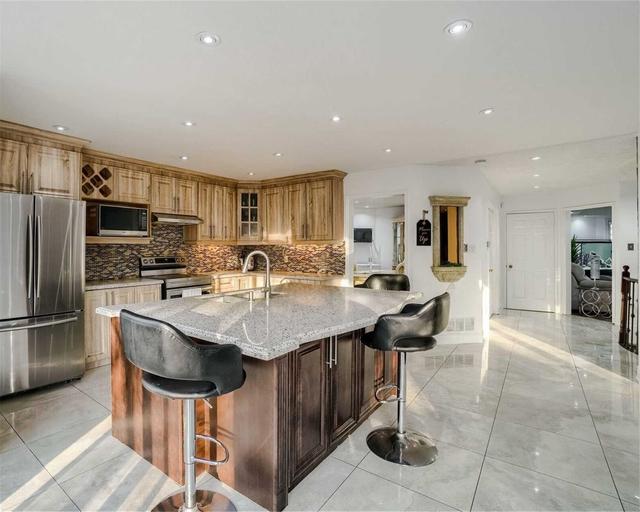 2 Appleton Tr, House detached with 4 bedrooms, 4 bathrooms and 4 parking in Brampton ON | Image 7