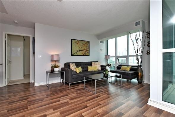 2206 - 19 Grand Trunk Cres, Condo with 2 bedrooms, 2 bathrooms and 1 parking in Toronto ON | Image 7