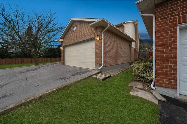 3247 Folkway Drive, House detached with 5 bedrooms, 3 bathrooms and 2 parking in Burlington ON | Image 3