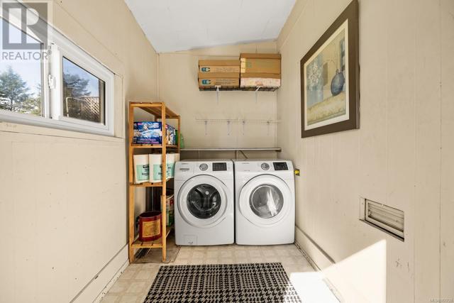 Separate laundry room, backyard access | Image 11