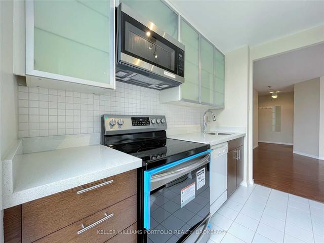 1802 - 1055 Bay St, Condo with 2 bedrooms, 2 bathrooms and 2 parking in Toronto ON | Image 13