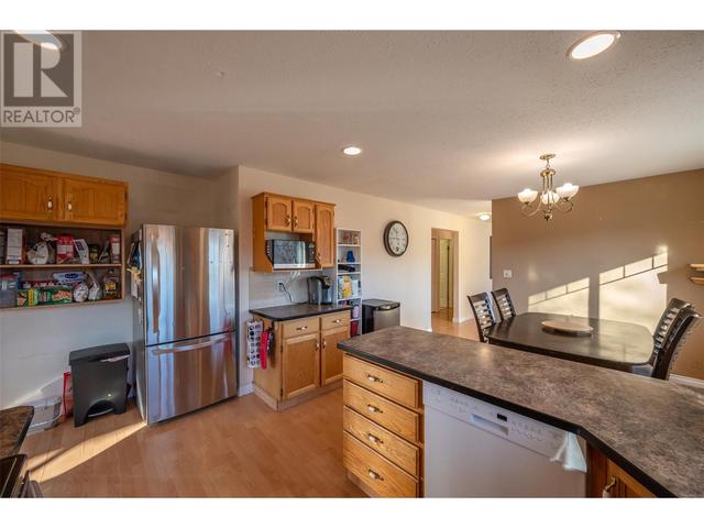 14415 Latimer Avenue, House detached with 5 bedrooms, 2 bathrooms and 1 parking in Summerland BC | Image 2