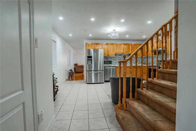 295 Oaktree Circ, House semidetached with 3 bedrooms, 4 bathrooms and 3 parking in Mississauga ON | Image 2