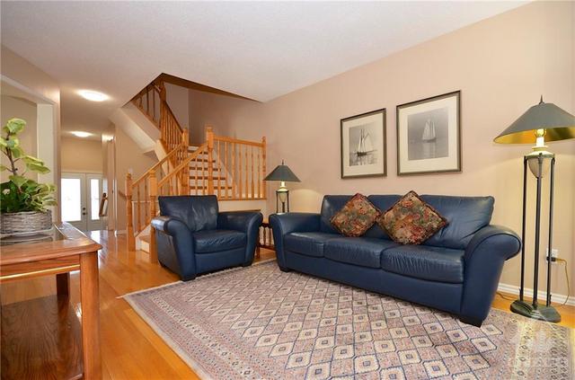 623 Deancourt Crescent, Townhouse with 3 bedrooms, 3 bathrooms and 3 parking in Ottawa ON | Image 9