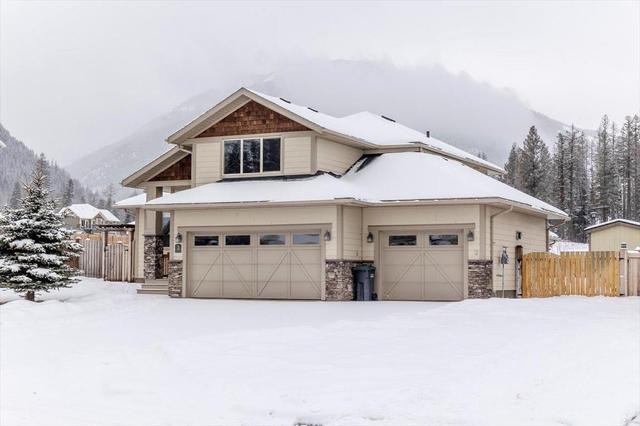 2311 Falcon Court, House detached with 3 bedrooms, 2 bathrooms and 5 parking in Sparwood BC | Image 1