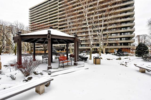1111 - 8111 Yonge St, Condo with 2 bedrooms, 2 bathrooms and 1 parking in Markham ON | Image 2