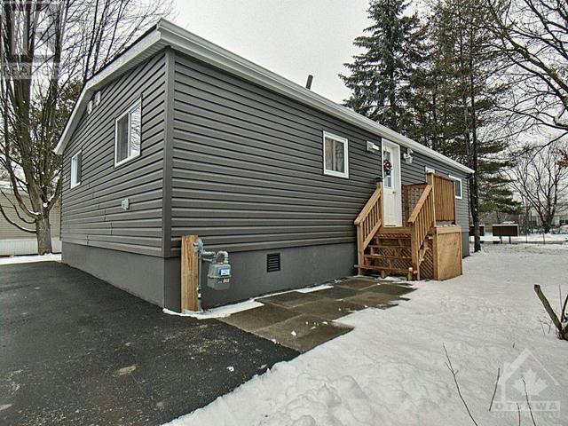 2 Rowan Road, House detached with 2 bedrooms, 1 bathrooms and 3 parking in Ottawa ON | Image 16