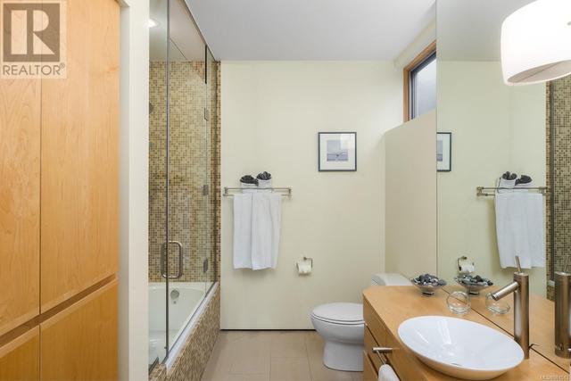 Ground Floor Bedroom Ensuite with Bath/Shower | Image 22
