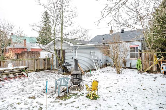 539 Albert St, House detached with 2 bedrooms, 1 bathrooms and 2 parking in Peterborough ON | Image 2