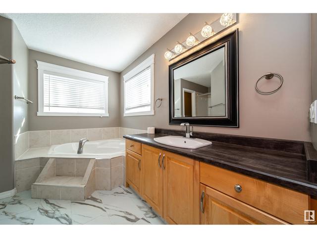 7915 3 Av Sw, House detached with 3 bedrooms, 3 bathrooms and null parking in Edmonton AB | Image 40