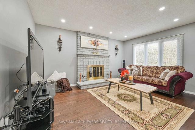 24 Burt Dr, House detached with 3 bedrooms, 3 bathrooms and 6 parking in Brampton ON | Image 5