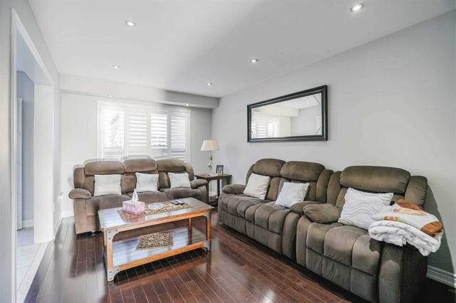 27 Manordale Cres, House semidetached with 3 bedrooms, 3 bathrooms and 4 parking in Vaughan ON | Image 34