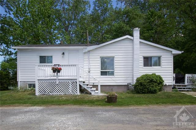 6408 Renaud Road, House detached with 3 bedrooms, 1 bathrooms and 8 parking in Ottawa ON | Image 2