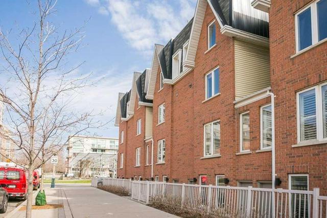 11A Crawford St, Townhouse with 3 bedrooms, 3 bathrooms and 1 parking in Toronto ON | Image 2