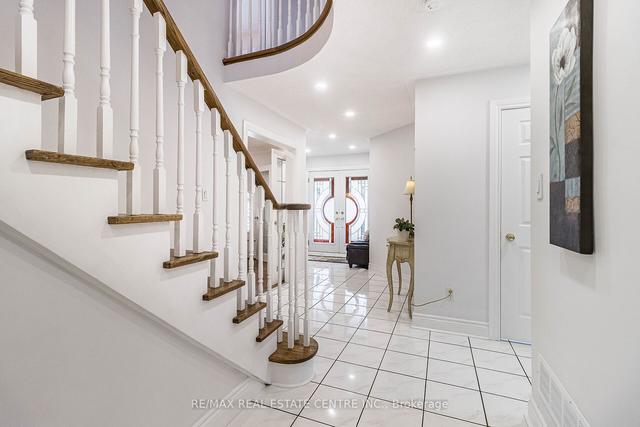 2624 Comet Crt, House detached with 4 bedrooms, 3 bathrooms and 6 parking in Mississauga ON | Image 38