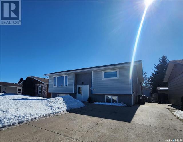 733 8th Avenue W, House detached with 4 bedrooms, 2 bathrooms and null parking in Melville SK | Image 1