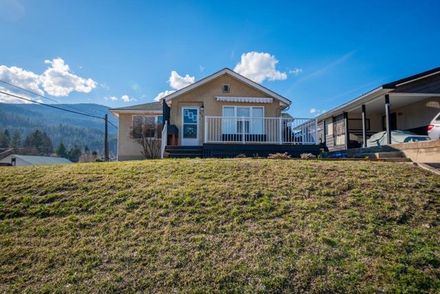 574 7th Avenue, House detached with 3 bedrooms, 2 bathrooms and null parking in Castlegar BC | Image 5