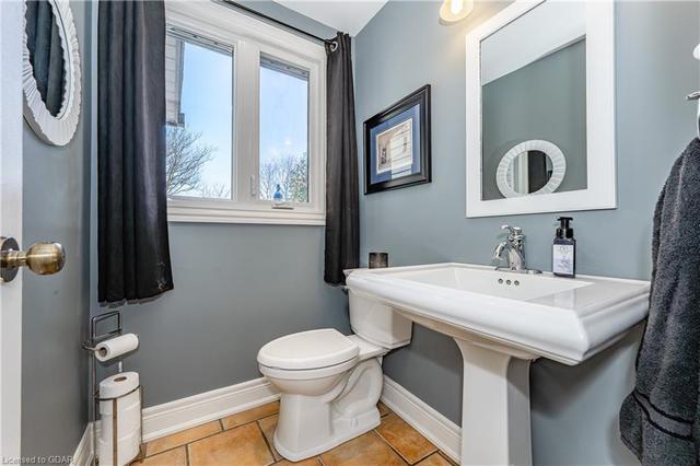 33 Lambert Crescent, House detached with 4 bedrooms, 2 bathrooms and 3 parking in Guelph ON | Image 3