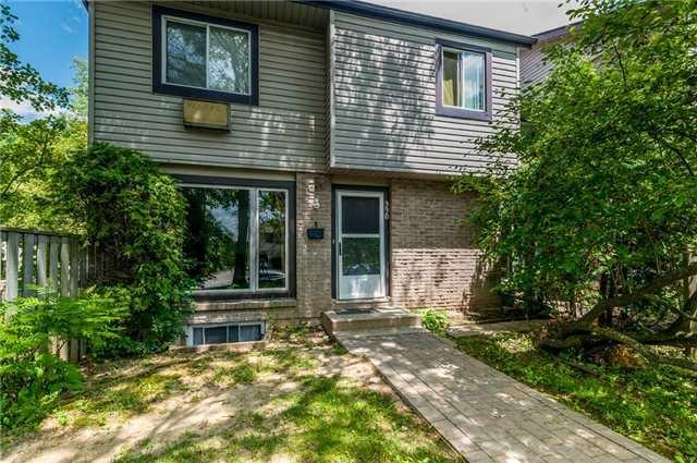 330 Scottsdale Dr, Townhouse with 3 bedrooms, 2 bathrooms and 1 parking in Guelph ON | Image 2