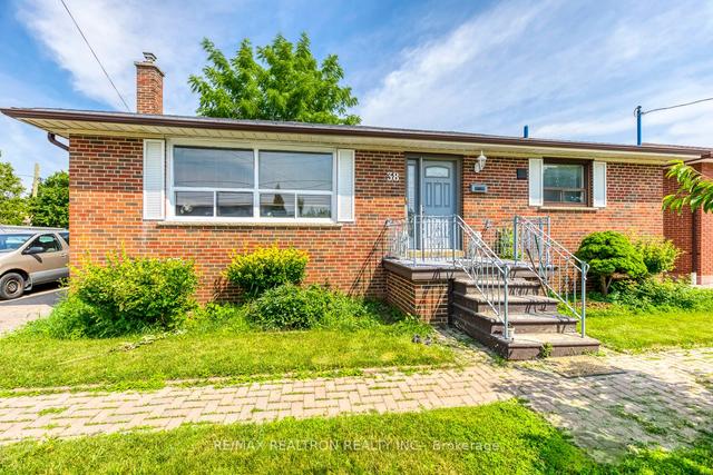 38 Golfdown Dr, House detached with 3 bedrooms, 2 bathrooms and 4 parking in Toronto ON | Image 1
