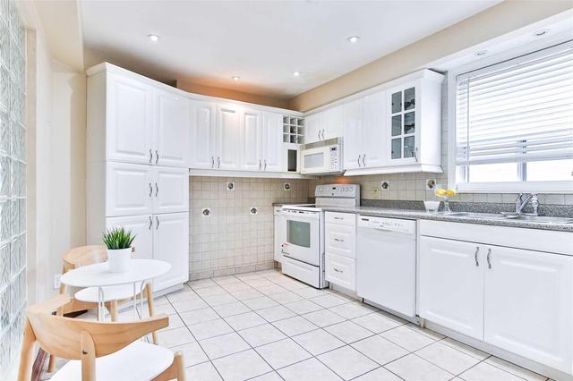41 Lupin Dr, House detached with 4 bedrooms, 4 bathrooms and 4 parking in Toronto ON | Image 3