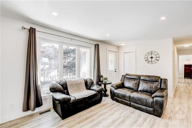 2462 Dunning Road, House detached with 3 bedrooms, 1 bathrooms and 10 parking in Ottawa ON | Image 5