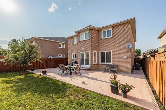 11 Calabria Crt, House detached with 4 bedrooms, 4 bathrooms and 6 parking in Vaughan ON | Image 33