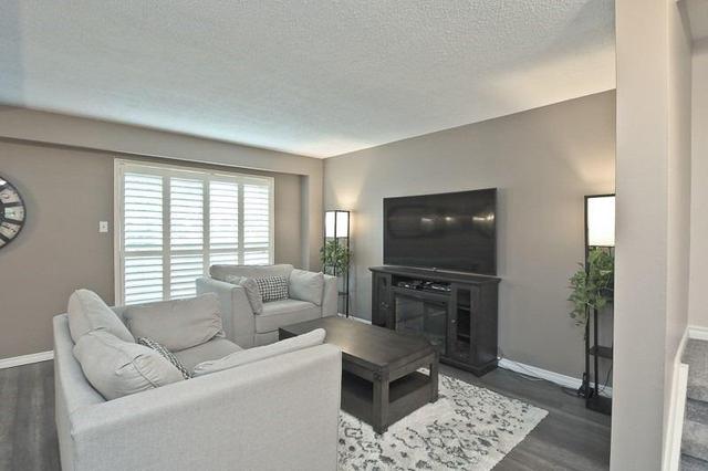 44 - 155 Glovers Rd, Townhouse with 3 bedrooms, 2 bathrooms and 1 parking in Oshawa ON | Image 2