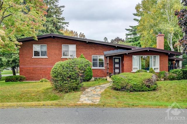 3884 Revelstoke Drive, House detached with 3 bedrooms, 3 bathrooms and 6 parking in Ottawa ON | Image 1